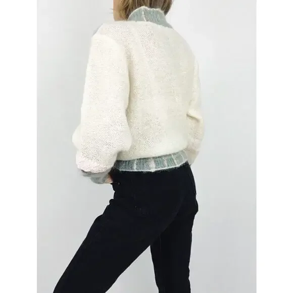 Vintage Intarsia Patterned Hand-Knit SweaterSize L Crew & Scoop Necks